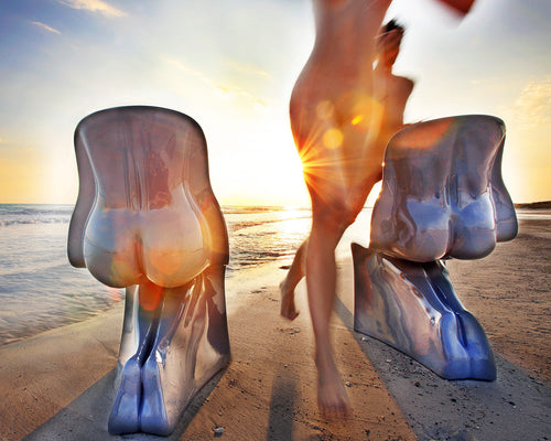 Her glossy white by Horm