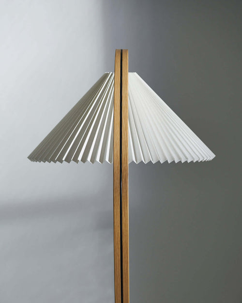 Lampada da terra Timberline scultorea | Gubi | TheLoft.store