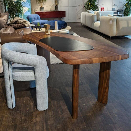 Petit bureau en forme libre by Cassina