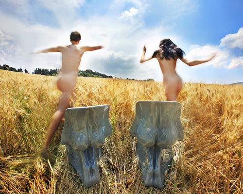 Her glossy red wine by Horm