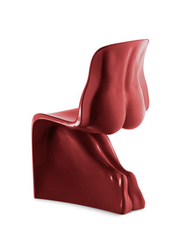 Her glossy red wine by Horm