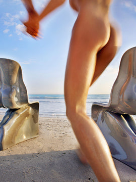 Her glossy white by Horm