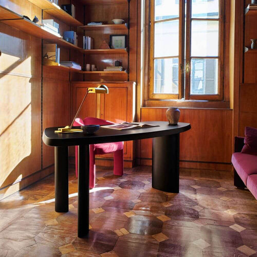Petit bureau en forme libre by Cassina
