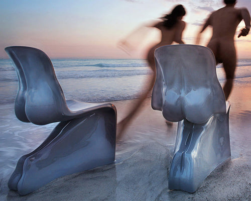 Her glossy red wine by Horm